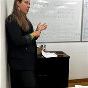 Profesora de economía apta para todos los nievels.